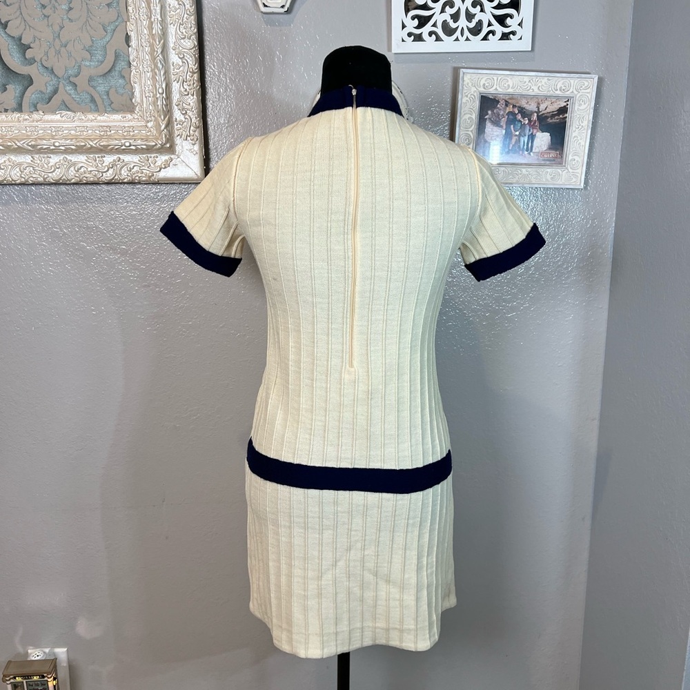 Vintage 1960’s Ribbed Knit Dress with Navy Trim - Picture 7 of 10